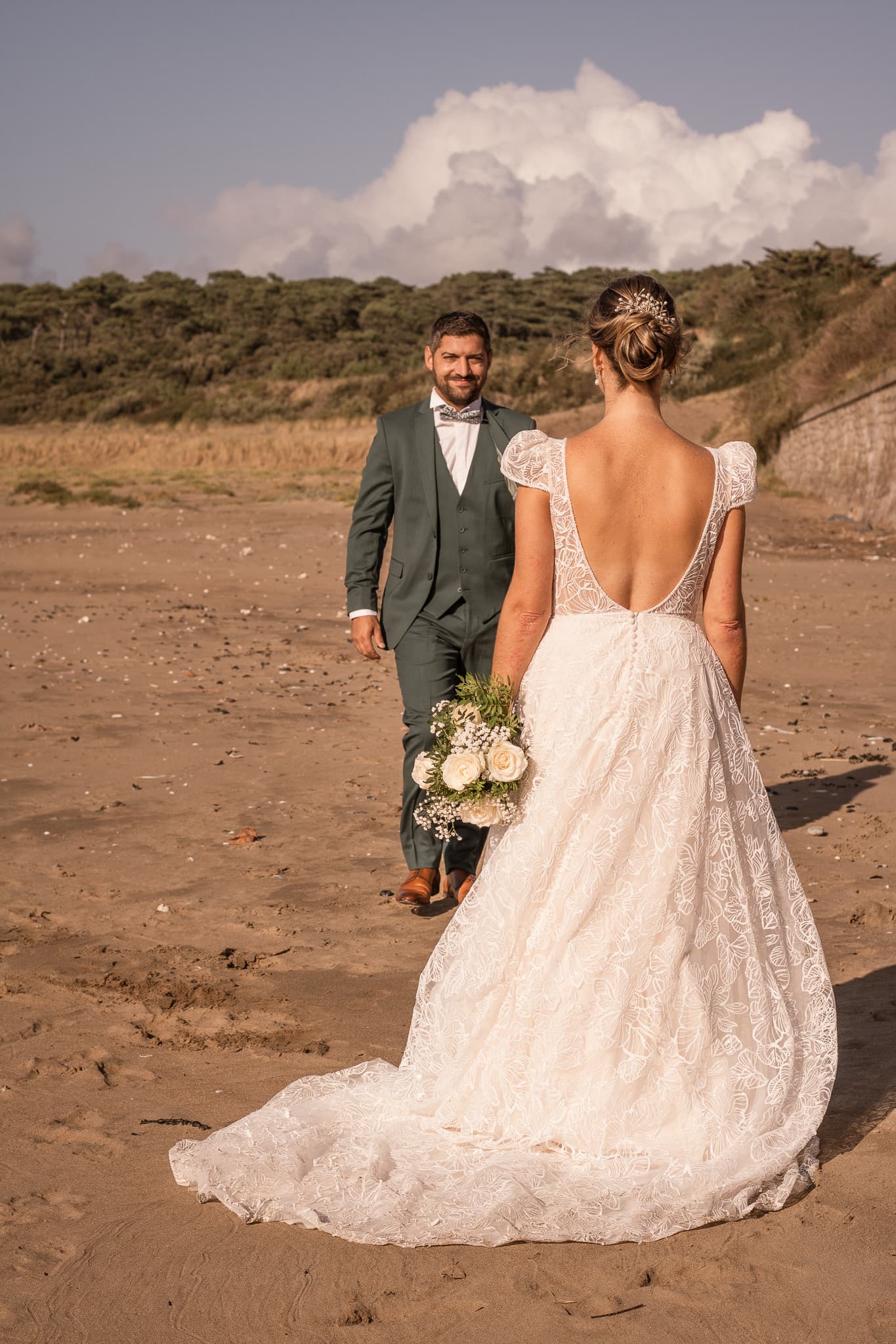 Mariés en extérieur