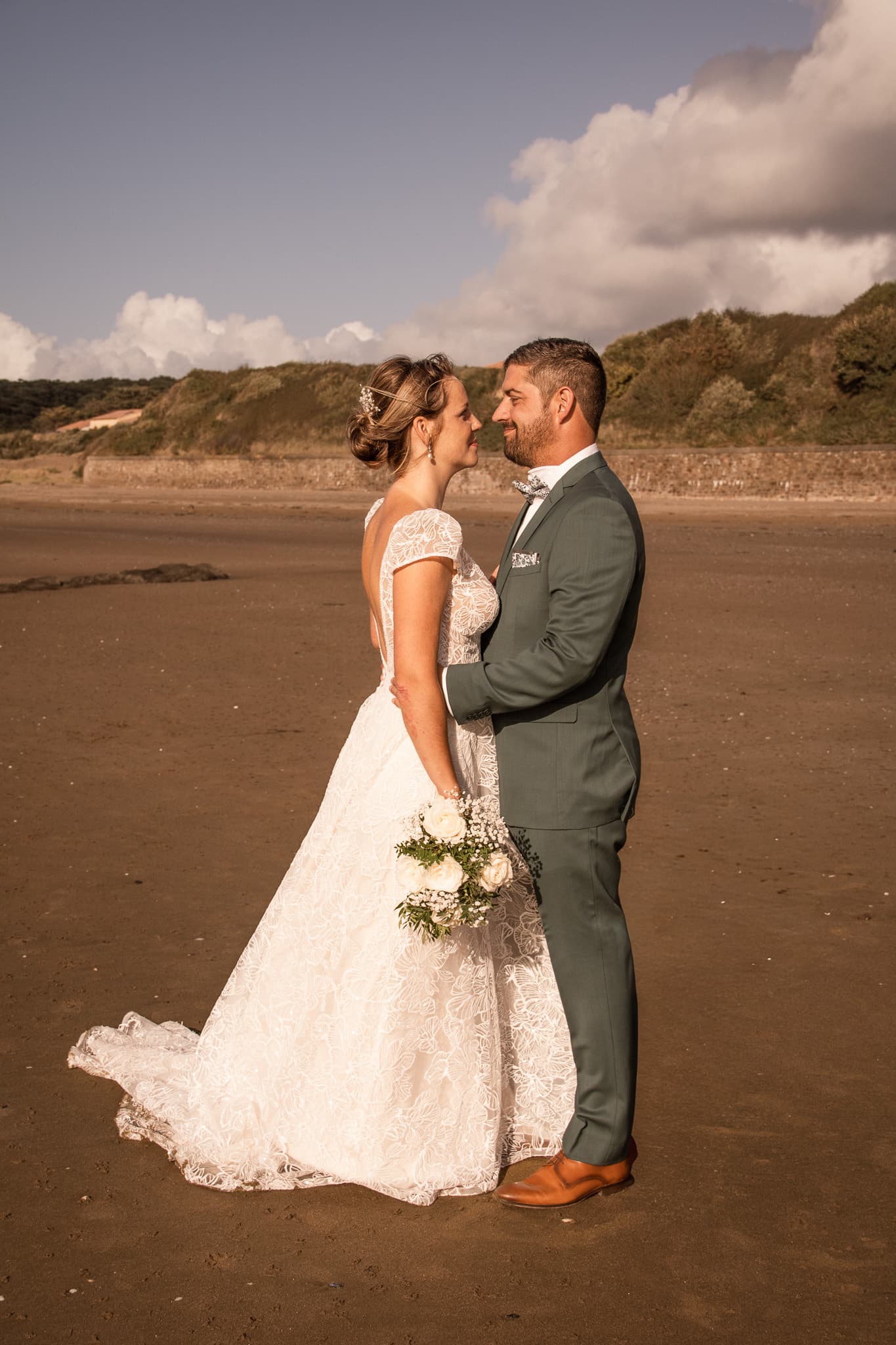 Mariés en extérieur